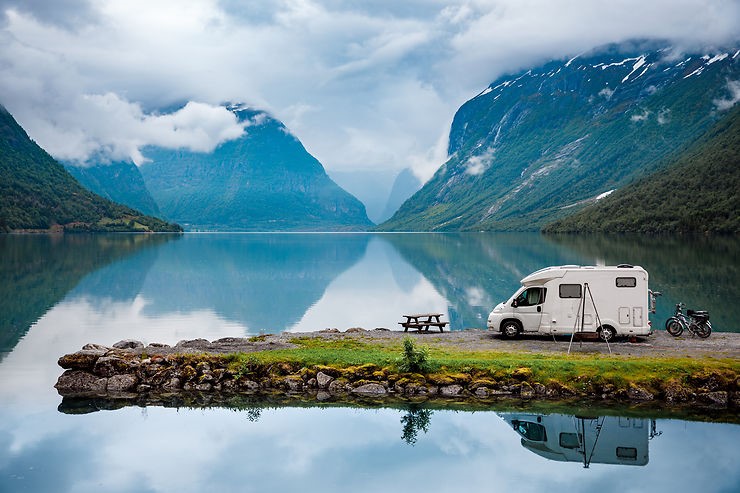 camping car au bord du lac